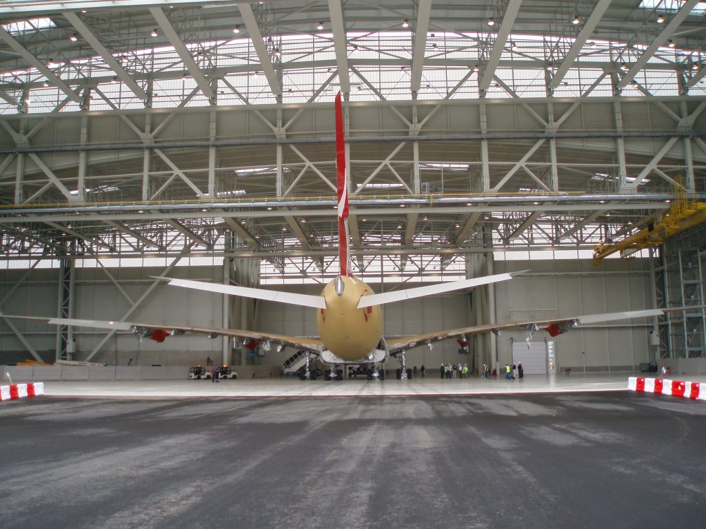 Avion dans un hangar